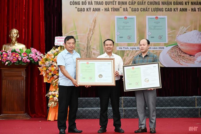 Phó Chủ tịch UBND tỉnh Hồ Huy Thành trao quyết định cấp giấy chứng nhận đăng ký nhãn hiệu chứng nhận “Gạo chất lượng cao Kỳ Anh - Hà Tĩnh” và “Gạo Kỳ Anh - Hà Tĩnh” cho đại diện lãnh đạo Sở KH&CN.