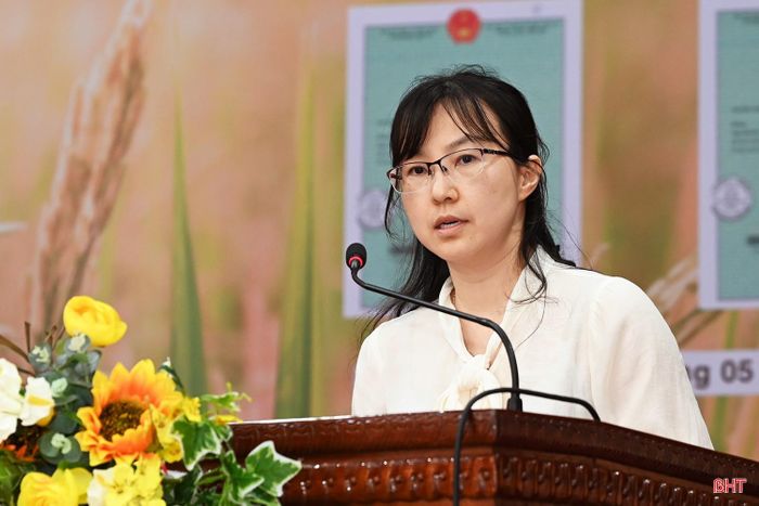 Bà Lê Vũ Huyền – Giám đốc Trung tâm Nghiên cứu công nghệ và Sở hữu trí tuệ báo cáo tóm tắt tình hình thực hiện nhiệm vụ.