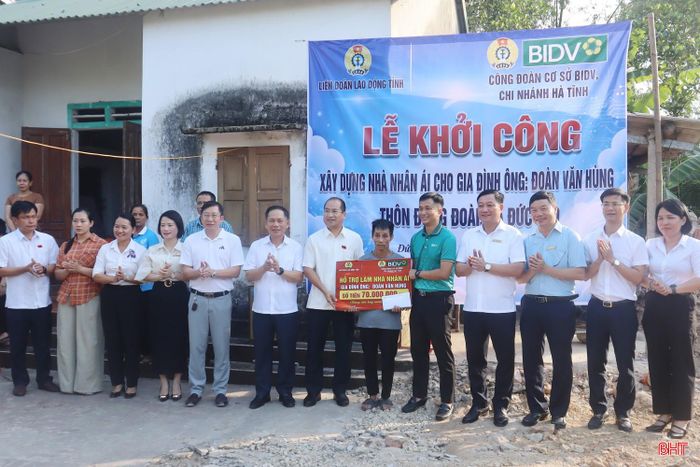 Các đại biểu trao hỗ trợ xây dựng cho ông Đoàn Văn Hùng.