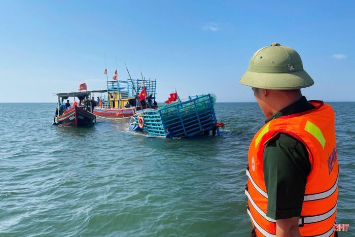 Các lực lượng tham gia cứu hộ tàu cá bị chìm.