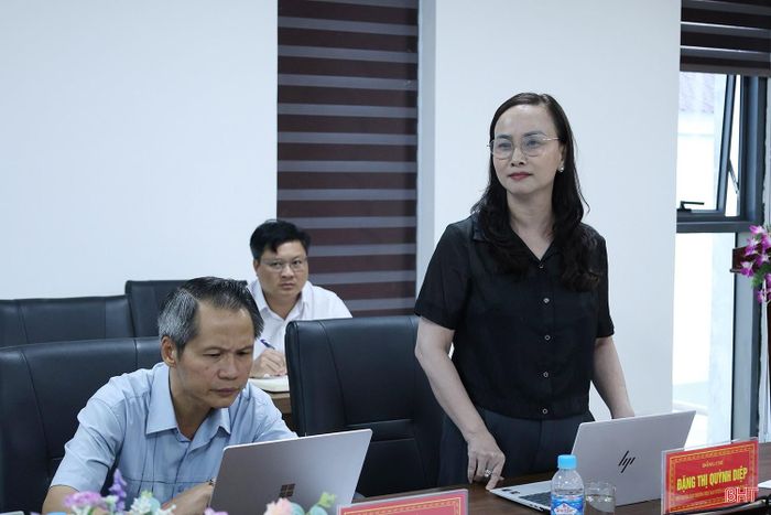Đồng chí Đặng Thị Quỳnh Diệp - Bí thư Đảng ủy, Phó Trưởng ban Thường trực Ban Tuyên giáo và Dân vận Tỉnh ủy phát biểu tại buổi tọa đàm.