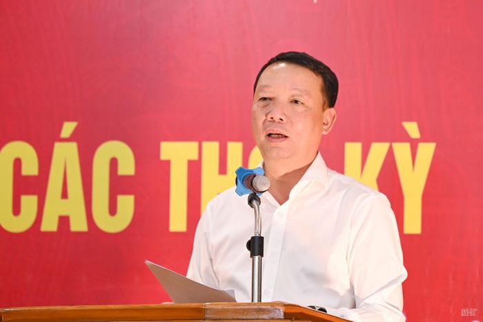 Đồng chí Phan Thiên Định - Phó Bí thư Tỉnh ủy, Chủ tịch UBND tỉnh phát biểu tại buổi gặp mặt.