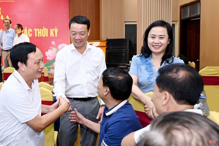 Các đồng chí: Phan Thiên Định - Phó Bí thư Tỉnh ủy, Chủ tịch UBND tỉnh; Trương Thanh Huyền - Trưởng ban Tổ chức Tỉnh ủy gặp gỡ, trò chuyện với các đồng chí cán bộ quản lý đã nghỉ hưu.