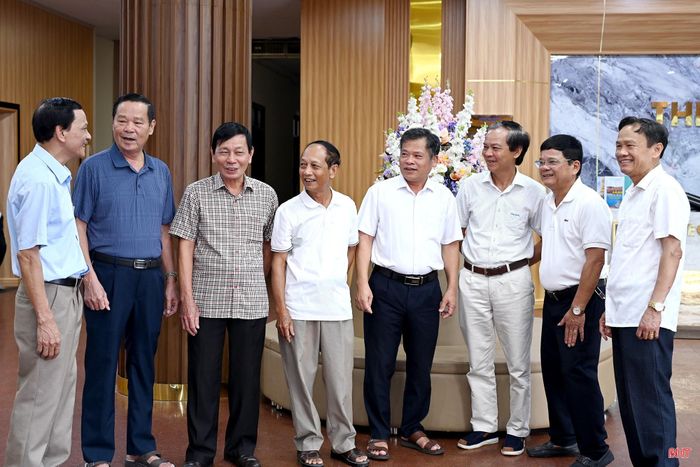 Đại biểu cán bộ quản lý nghỉ hưu qua các thời kỳ trò chuyện tại buổi gặp mặt.