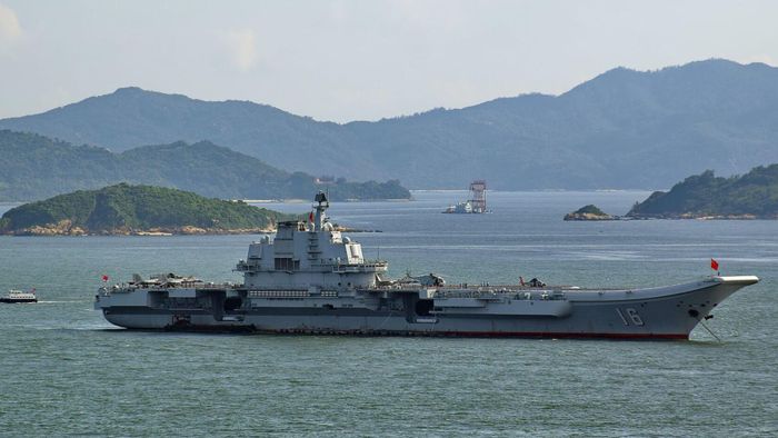 Tàu sân bay Liêu Ninh (CV-16), nhóm tác chiến 5 tàu của tàu này đã vượt chuỗi đảo thứ nhất vào Tây Thái Bình Dương ngày 26/5 cùng khinh hạm Type 054B lần đầu thực hiện nhiệm vụ viễn dương. Ảnh: Wikimedia Commons