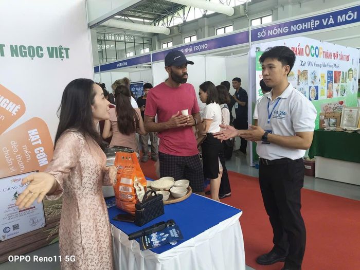 Khách tham quan gian hàng Gạo Tây Đô Kim Cương. Ảnh: Văn Kim Khanh