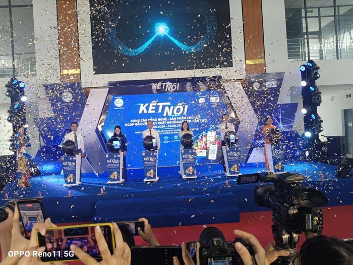 Nghi thức kết nối cung cầu công nghệ TP. Cần Thơ với các đơn vị. Ảnh: V.K.K
