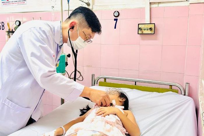 Học sinh Trường Tiểu học Bình Quới Tây (phường Bình Quới, TP.HCM) bị ngộ độc thực phẩm được điều trị tại Bệnh viện Nhân dân Gia Định. Ảnh: PV