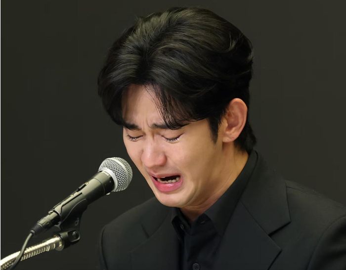 Kim Soo Hyun khóc tại họp báo diễn ra hồi tháng 3/2025. Ảnh: News1