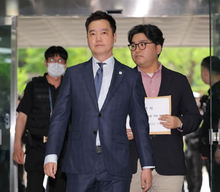 Kim Se-ui có mặt tại Tòa án quận Trung tâm Seoul, vào hôm 26/5 để tham dự phiên xem xét lệnh bắt giữ. Ảnh: Yonhap.