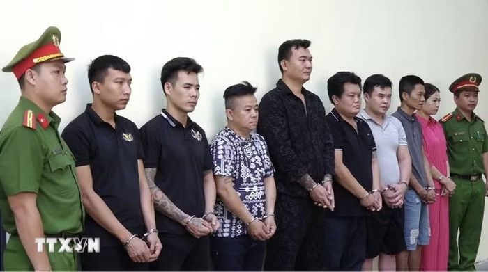 Các đối tượng tại cơ quan công an. (Ảnh: TTXVN phát)