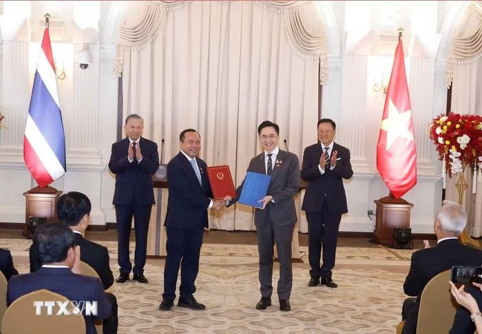 Tổng Bí thư, Chủ tịch nước Tô Lâm và Thủ tướng Thái Lan Anutin Charnvirakul chứng kiến trao Công hàm thông báo Bộ Giáo dục Đại học, Nghiên cứu và Đổi mới sáng tạo Thái Lan sẽ kế thừa chức năng, nhiệm vụ của Bộ Khoa học và Công nghệ trước đây và tiếp tục thực hiện Hiệp định đã ký với Bộ Khoa học và Công nghệ Việt Nam. (Ảnh: Thống Nhất/TTXVN)
