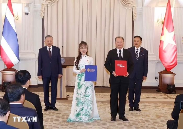 Tổng Bí thư, Chủ tịch nước Tô Lâm và Thủ tướng Thái Lan Anutin Charnvirakul chứng kiến trao Biên bản ghi nhớ về hợp tác phát triển Dự án Trung tâm bảo trì, sửa chữa, vận hành giữa hãng hãng không VietjetAir của Việt Nam với Cơ quan Hành lang kinh tế phía Đông (Thái Lan). (Ảnh: Thống Nhất/TTXVN)