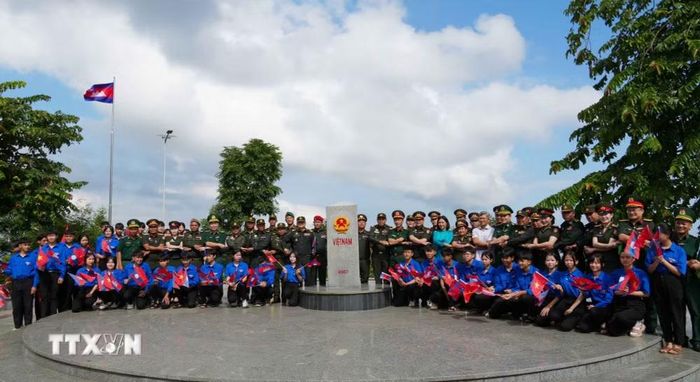 Đoàn sỹ quan trẻ ba nước thăm cột mốc ba biên Việt Nam-Lào-Campuchia. (Ảnh: Dư Toán/TTXVN)