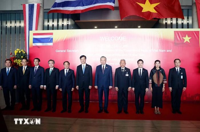 Tổng Bí thư, Chủ tịch nước Tô Lâm và Chủ tịch Quốc hội Thái Lan Sophon Saram chụp ảnh chung với các đại biểu. (Ảnh: Thống Nhất/TTXVN)