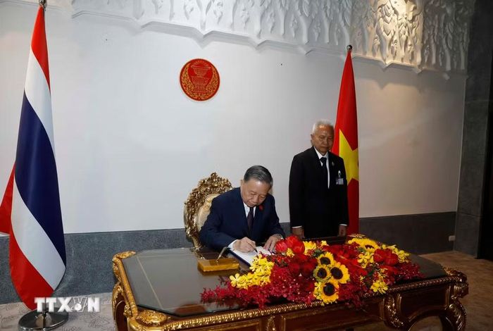 Tổng Bí thư, Chủ tịch nước Tô Lâm ký sổ lưu niệm. (Ảnh: Thống Nhất/TTXVN)