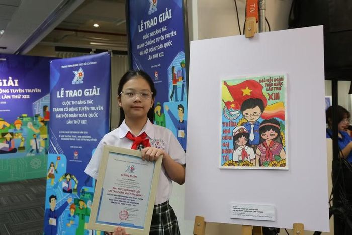Em Lê Huyền Anh, học sinh lớp 4 ở Đồng Nai nhận Giải Thí sinh nhỏ tuổi có tác phẩm xuất sắc nhất.(Ảnh: PV/Vietnam+)