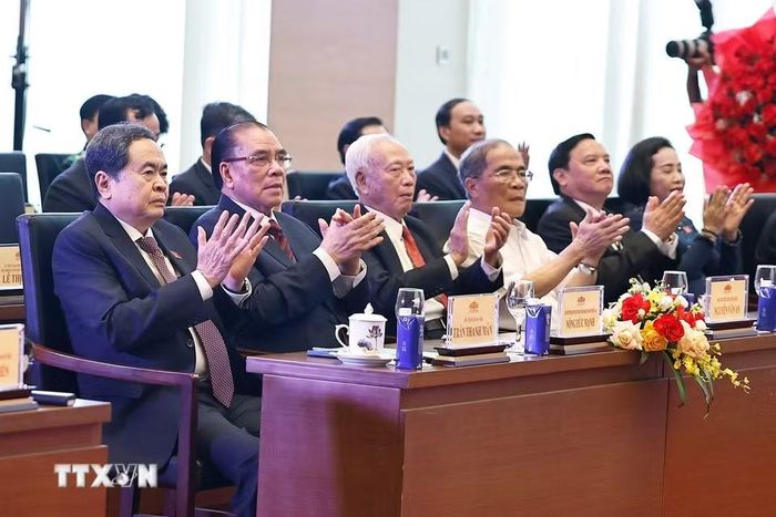 Nguyên Tổng Bí thư Nông Đức Mạnh, Chủ tịch Quốc hội Trần Thanh Mẫn và các đồng chí lãnh đạo, nguyên lãnh đạo Đảng, Nhà nước dự lễ kỷ niệm. (Ảnh: Doãn Tấn/TTXVN)