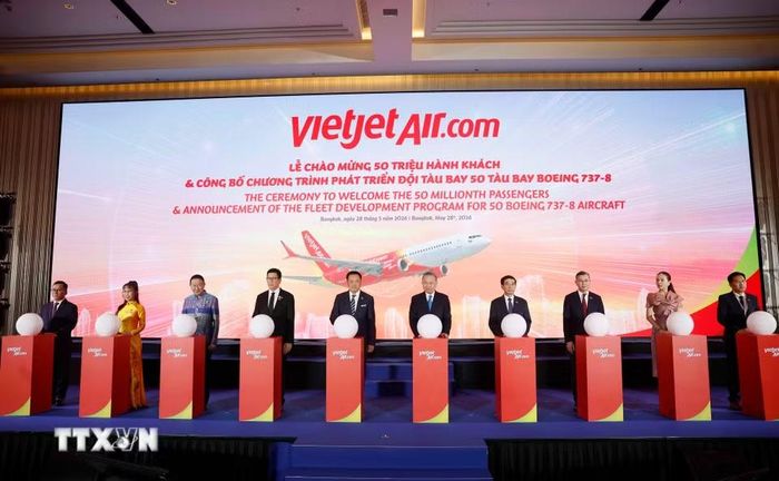 Tổng Bí thư, Chủ tịch nước Tô Lâm và Thủ tướng Thái Lan Anutin Charnvirakul thực hiện nghi thức chào mừng 50 triệu hành khách và công bố chương trình phát triển đội tàu bay 50 chiếc Boeing 737-8 của hãng hàng không VietjetAir. (Ảnh: Thống Nhất/TTXVN)