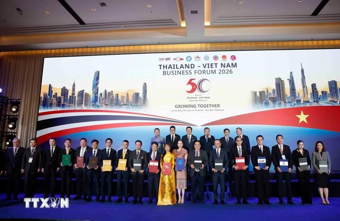 Tổng Bí thư, Chủ tịch nước Tô Lâm và Thủ tướng Thái Lan Anutin Charnvirakul chứng kiến trao các thỏa thuận hợp tác giữa doanh nghiệp hai nước. (Ảnh: Thống Nhất/TTXVN)
