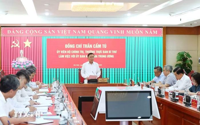 Đồng chí Trần Cẩm Tú, Ủy viên Bộ Chính trị, Thường trực Ban Bí thư phát biểu chỉ đạo buổi làm việc. (Ảnh: Phương Hoa/TTXVN)