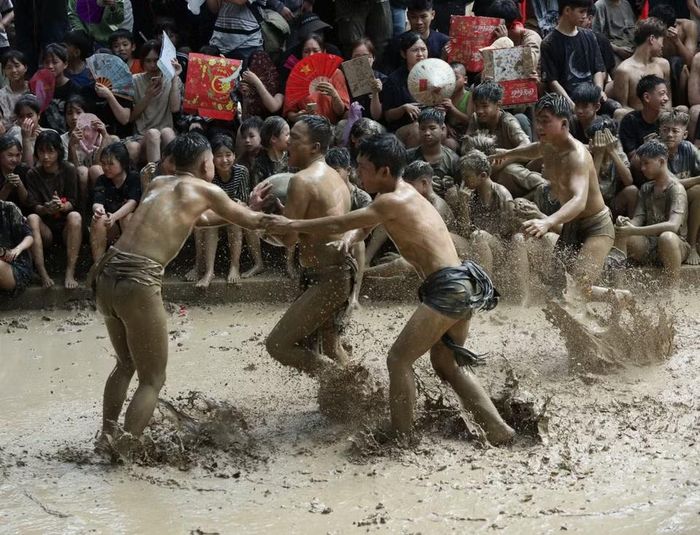 Pha tranh cầu quyết liệt tại lễ hội. (Ảnh: Danh Lam/TTXVN)