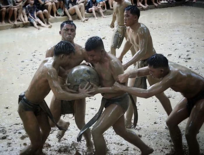 Pha tranh cầu quyết liệt tại lễ hội. (Ảnh: Danh Lam/TTXVN)