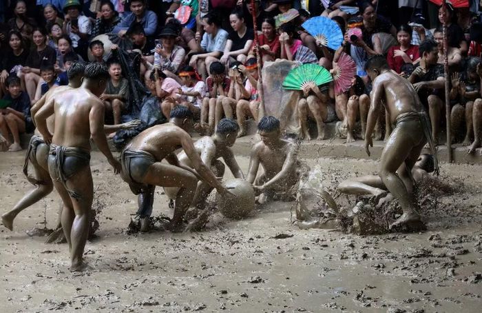 Pha tranh cầu quyết liệt tại lễ hội. (Ảnh: Danh Lam/TTXVN)