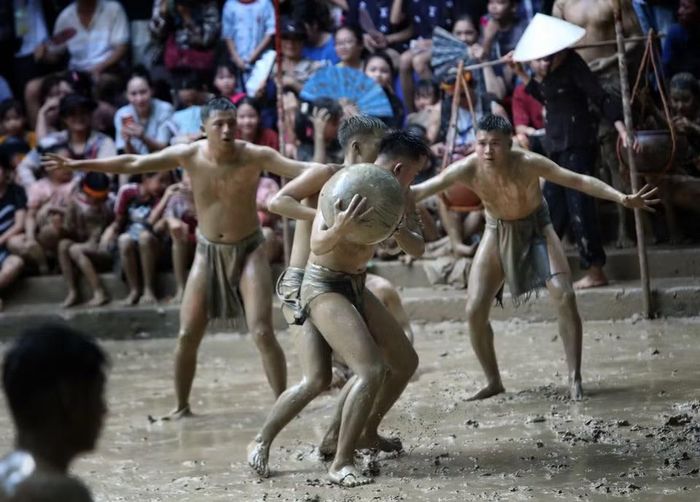 Pha tranh cầu quyết liệt tại lễ hội. (Ảnh: Danh Lam/TTXVN)