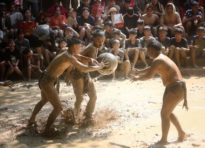 Các pha tranh cầu quyết liệt tại lễ hội. (Ảnh: Danh Lam/TTXVN)