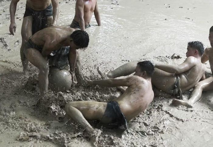 Pha tranh cầu quyết liệt tại lễ hội. (Ảnh: Danh Lam/TTXVN)
