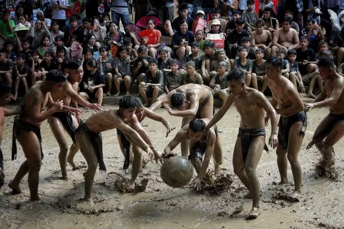 Pha tranh cầu quyết liệt tại lễ hội. (Ảnh: Danh Lam/TTXVN)