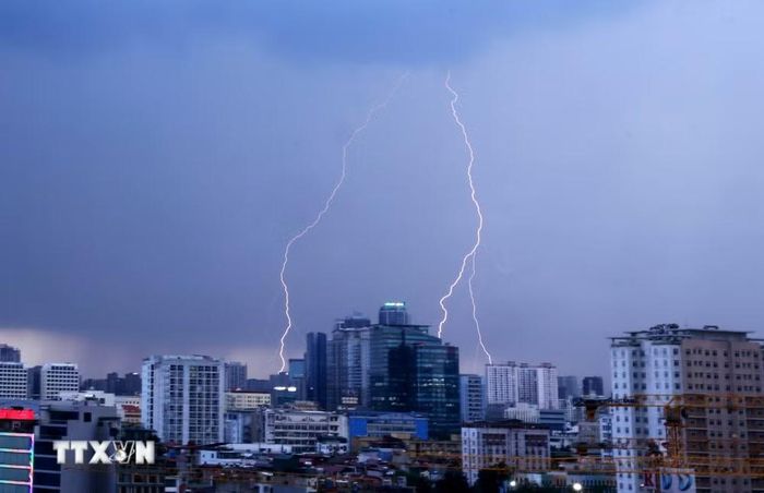 Mây đen kèm mưa lớn và sấm chớp trên bầu trời phía Tây trung tâm Hà Nội lúc 18h. (Ảnh: Lâm Khánh/TTXVN)