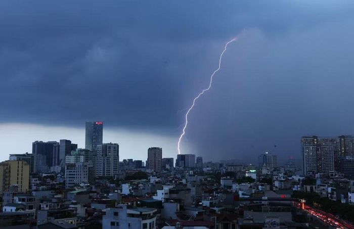 Mây đen kèm mưa lớn và sấm chớp trên bầu trời phía Tây trung tâm Hà Nội lúc 18h. (Ảnh: Lâm Khánh/TTXVN)