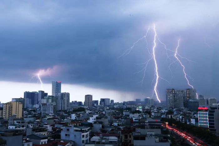 Mây đen kèm mưa lớn và sấm chớp trên bầu trời phía Tây trung tâm Hà Nội lúc 18h. (Ảnh: Lâm Khánh/TTXVN)