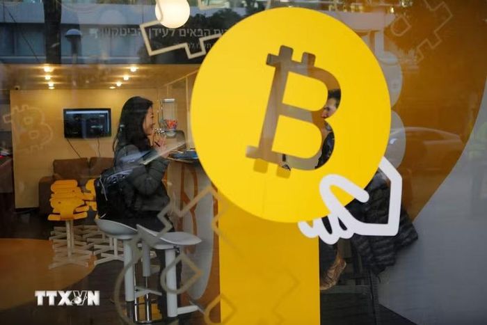 Biểu tượng đồng Bitcoin tại một quầy giao dịch ở Tel Aviv, Israel. (Ảnh: THX/TTXVN)