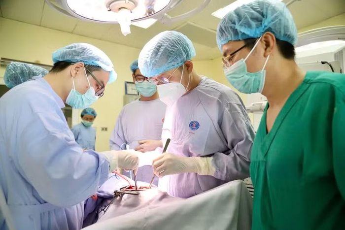 Các bác sỹ thực hiện ca phẫu thuật cho bệnh nhân. (Ảnh: PV/Vietnam+)