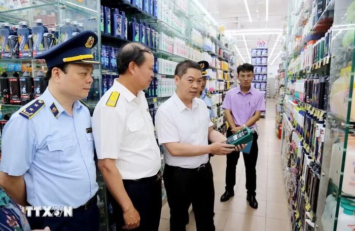 Tổ công tác triển khai cao điểm đấu tranh ngăn chặn, đẩy lùi tội phạm buôn lậu, gian lận thương mại, hàng giả tỉnh Lạng Sơn kiểm tra cơ sở kinh doanh hàng hóa trên địa bàn thành phố Lạng Sơn. (Ảnh: Quang Duy/TTXVN)