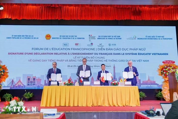 Lễ ký Tuyên bố chung về giảng dạy tiếng Pháp và bằng tiếng Pháp trong hệ thống giáo dục tại Việt Nam. (Ảnh: Sỹ Thắng/TTXVN)