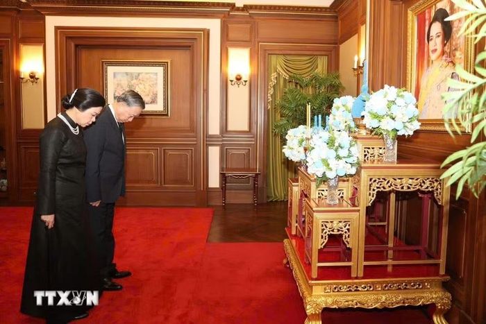 Tổng Bí thư, Chủ tịch nước Tô Lâm cùng Phu nhân Ngô Phương Ly viếng Hoàng Thái hậu Thái Lan Sirikit. (Ảnh: TTXVN phát)