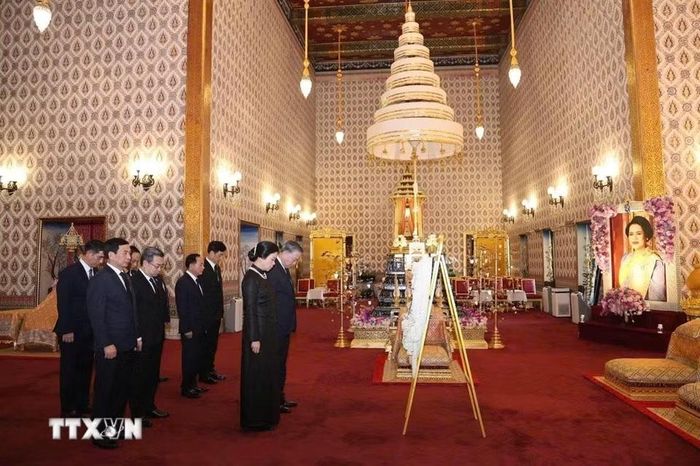 Tổng Bí thư, Chủ tịch nước Tô Lâm cùng Phu nhân Ngô Phương Ly và đoàn đại biểu cấp cao Việt Nam đến đặt vòng hoa viếng Hoàng Thái hậu Thái Lan Sirikit. (Ảnh: TTXVN phát)
