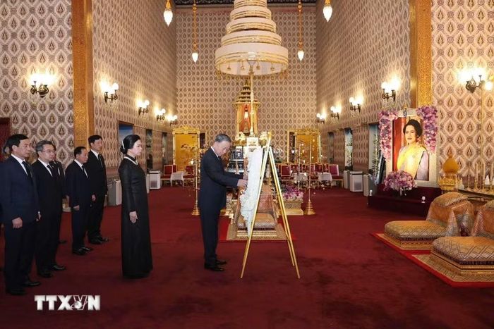 Trước đó, Tổng Bí thư, Chủ tịch nước cùng Phu nhân và đoàn đại biểu cấp cao Việt Nam đến đặt vòng hoa viếng và ký sổ tang Hoàng Thái hậu Thái Lan Sirikit. (Ảnh: TTXVN phát)