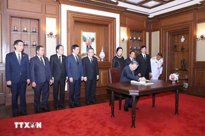 Tổng Bí thư, Chủ tịch nước cùng Phu nhân Ngô Phương Ly và đoàn đại biểu cấp cao Việt Nam đến đặt vòng hoa viếng và ký sổ tang Hoàng Thái hậu Thái Lan Sirikit. (Ảnh: TTXVN phát)