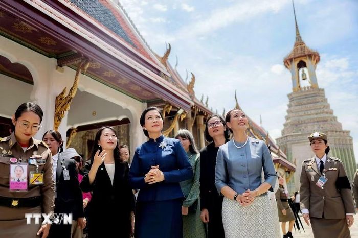 Phu nhân Ngô Phương Ly cùng Phu nhân Thủ tướng Thái Lan Thananon Charnvirakul trong chuyến thăm các di tích trong khuôn viên Cung điện Hoàng gia Thái Lan. (Ảnh: TTXVN phát)