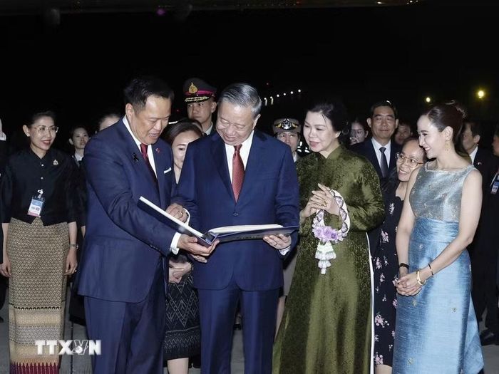 Thủ tướng Thái Lan Anutin Charnvirakul và Phu nhân trân trọng tặng Tổng Bí thư, Chủ tịch nước Tô Lâm và Phu nhân cuốn album ảnh những hoạt động của Tổng Bí thư, Chủ tịch nước và Phu nhân trong chuyến thăm chính thức Thái Lan. (Ảnh: Thống Nhất/TTXVN)