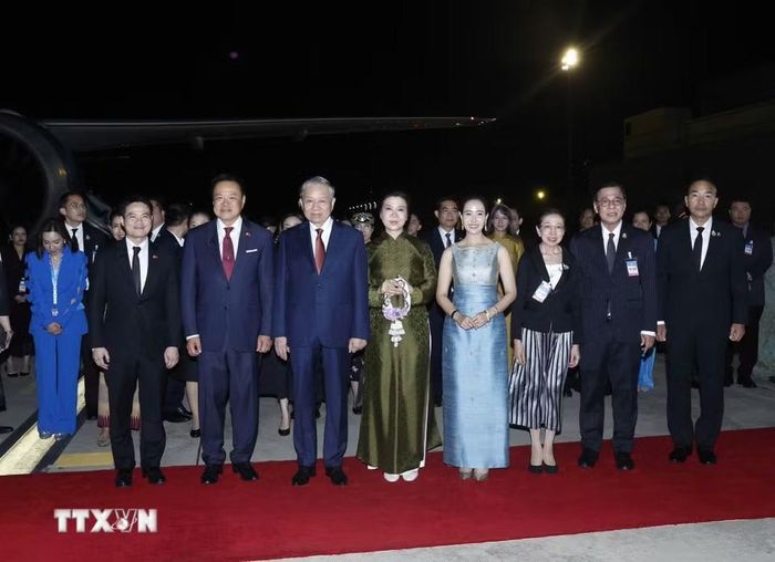 Thủ tướng Anutin Charnvirakul và Phu nhân cùng nhiều quan chức Chính phủ Hoàng gia Thái Lan ra sân bay quốc tế Don Mueng tiễn Tổng Bí thư, Chủ tịch nước Tô Lâm và Phu nhân. (Ảnh: Thống Nhất/TTXVN)