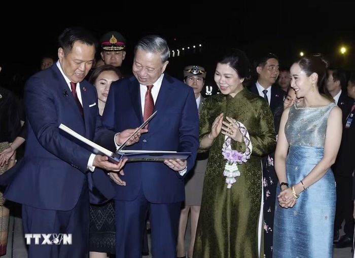 Thủ tướng Thái Lan Anutin Charnvirakul và Phu nhân trân trọng tặng Tổng Bí thư, Chủ tịch nước Tô Lâm và Phu nhân cuốn album ảnh những hoạt động của Tổng Bí thư, Chủ tịch nước và Phu nhân trong chuyến thăm chính thức Thái Lan. (Ảnh: Thống Nhất/TTXVN)