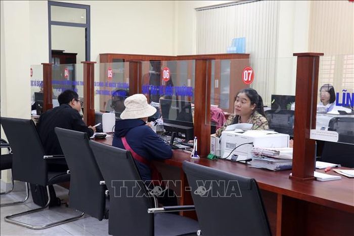 Trung tâm dịch vụ hành chính công Phường 3- Bảo Lộc là đơn vị thường xuyên đứng trong Top 10 trong 124 xã, phường tỉnh Lâm Đồng thực hiện dịch vụ công trên môi trường điện tử. Ảnh: Chu Quốc Hùng/TTXVN