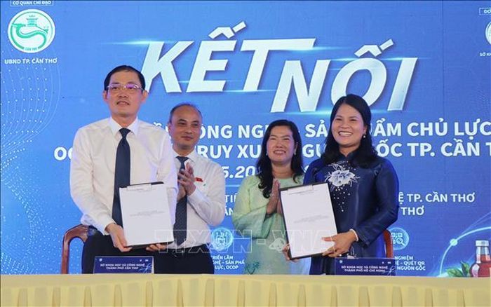 Đại diện Sở Khoa học và Công nghệ thành phố Cần Thơ và Thành phố Hồ Chí Minh ký kết hợp tác.