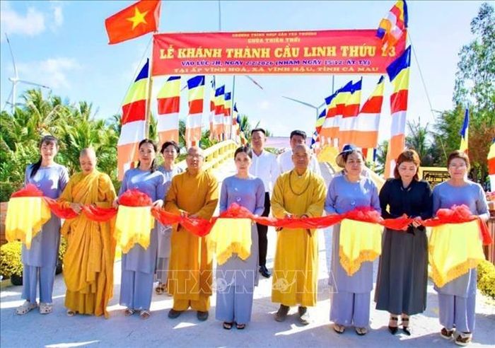 Khánh thành cầu Linh Thứu 13, xã Vĩnh Hậu do Ban trị sự Giáo hội Phật giáo Việt Nam tỉnh Cà Mau trao tặng. Ảnh: TTXVN phát